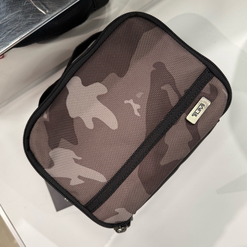 (new+tag) Tumi rare camo travel kit top handle (unisex) - Picture 11 of 11